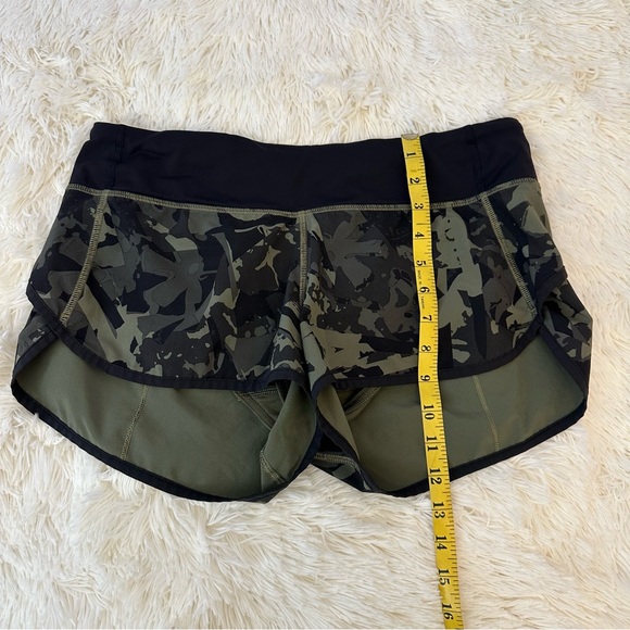 Lululemon Speed Up Shorts RARE Pop Cut Fatigue Green Black Shorts Size: 6 - Picture 8 of 8